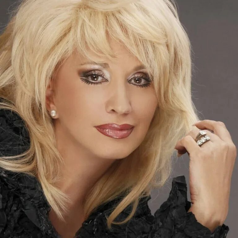 Известные певцы и певицы. Красно черные волосы. Известные певцы и певицы. Певица кэти перри. Кэти перри 2008.