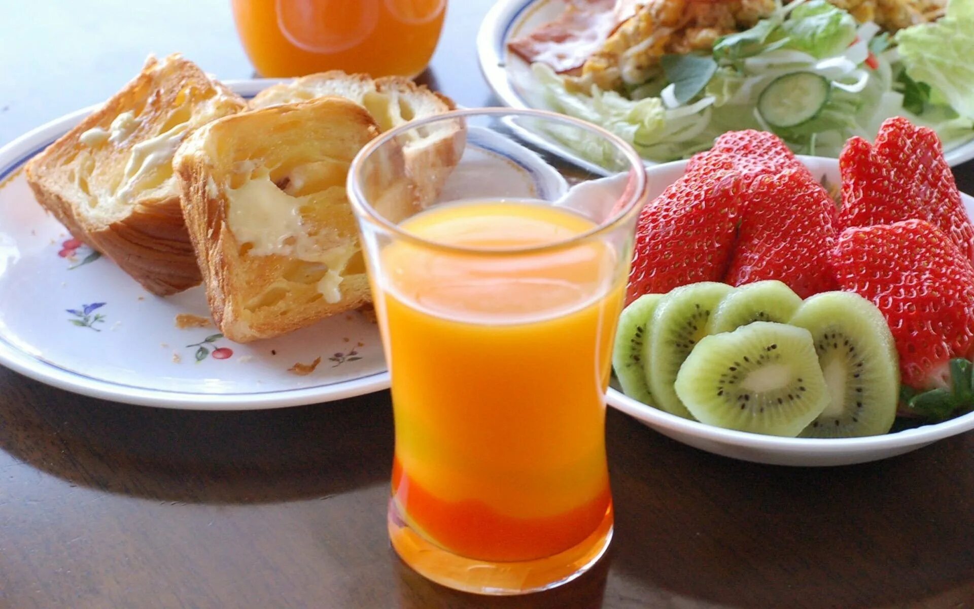 40 утра. Еда и напитки. Легкий завтрак. Фрукты на завтрак. Утренний завтрак с фруктами.
