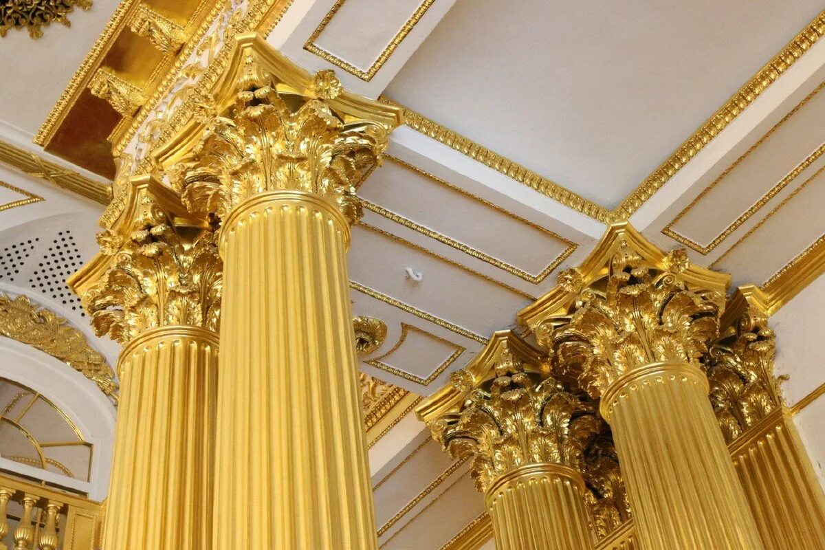 Версальский дворец пилястры. Эрмитаж Санкт-Петербург золотые колонны. Зал из сусального золото Эрмитаж. Эрмитаж Золотая гостиная. Колонна готов