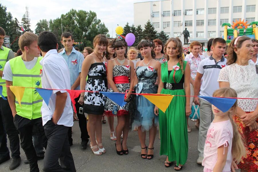 Погода в г константиновск. Город Константиновск Ростовская область. Выпускной бал Казахстан. Выпускной бал в Константиновском. Бал выпускников Черепановского района 2010.