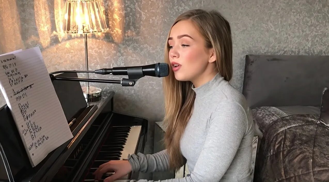 Ты супер кристина ашмарина танцы на стеклах. Голос девочка поет. Девушка спела песню. Девушка спела песню. Печенечка женя певица.