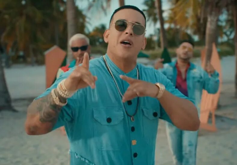 Клип дэдди. Дэдди Янки. Daddy Yankee клипы. Daddy Yankee Bésame. Дэдди Янки фото.