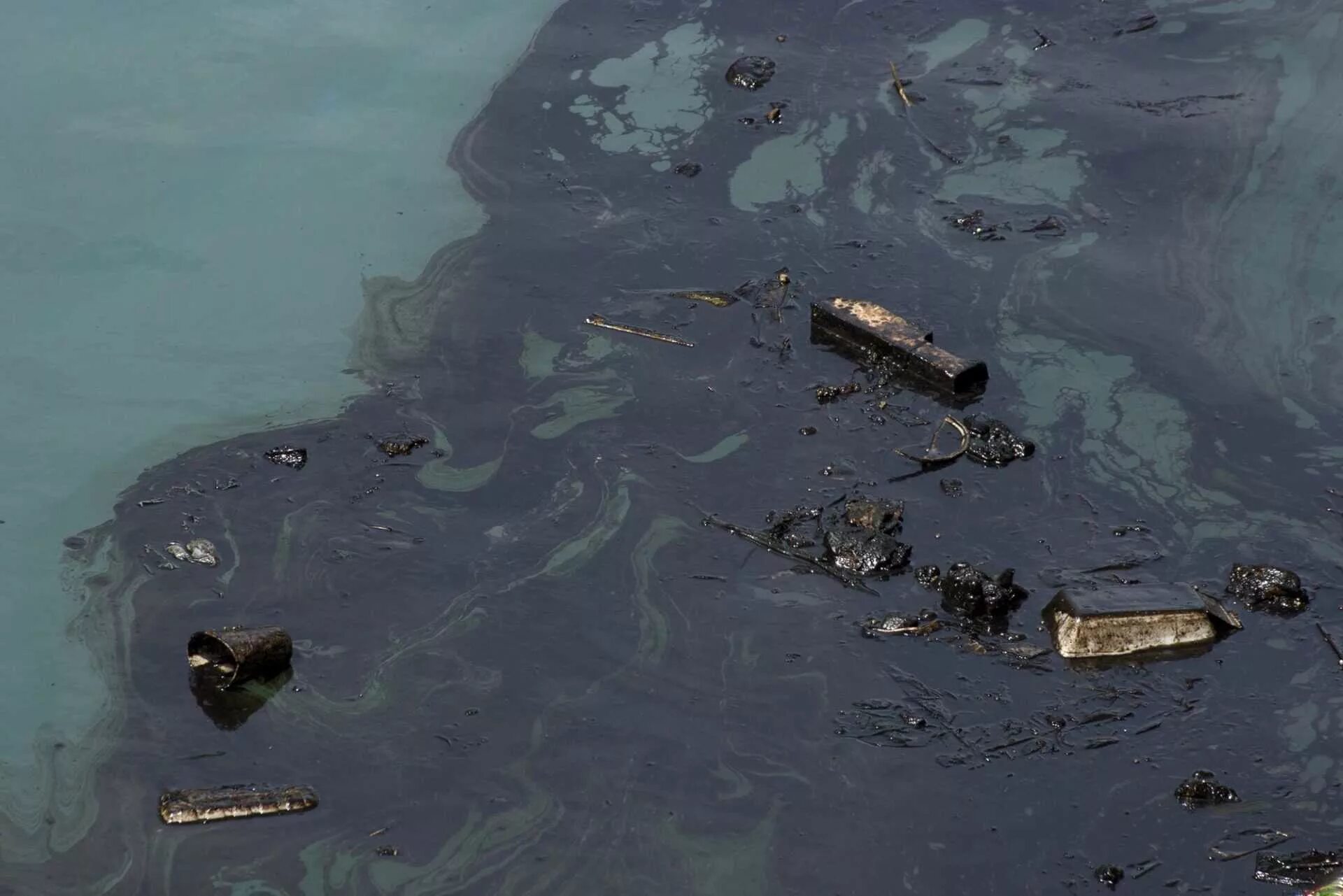 Загрязнение океана разливы нефти. Разлив нефти в мировом океане. Экологическая катастрофа в море разлив нефти. Черное море загрязнено нефтепродуктами. Аварии с загрязнением окружающей среды