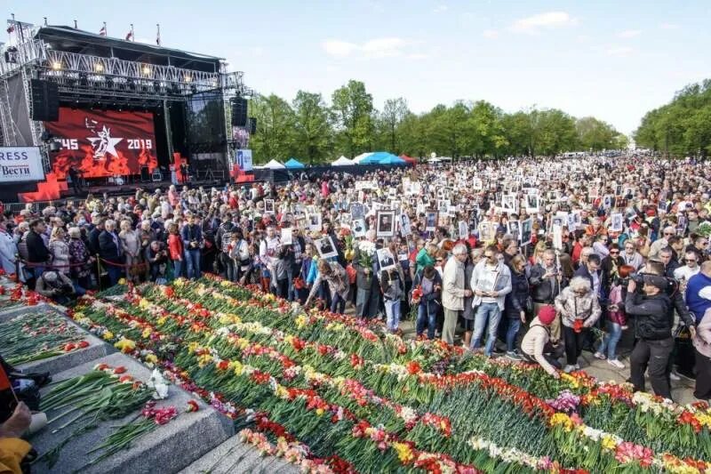 Несущие победы несущая победа. Рига 9 мая. день победы в латвии.