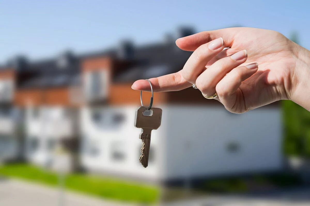 Покупка недвижимости без. Ключи от квартиры. Домик с ключами. Ключи от нового жилья. Ключи от квартиры в руке.