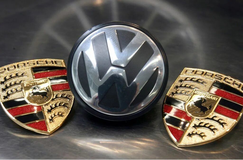 Porsche volkswagen. Фольксваген Порше. Значок VW Porsche. Фольксваген принадлежит Порше.