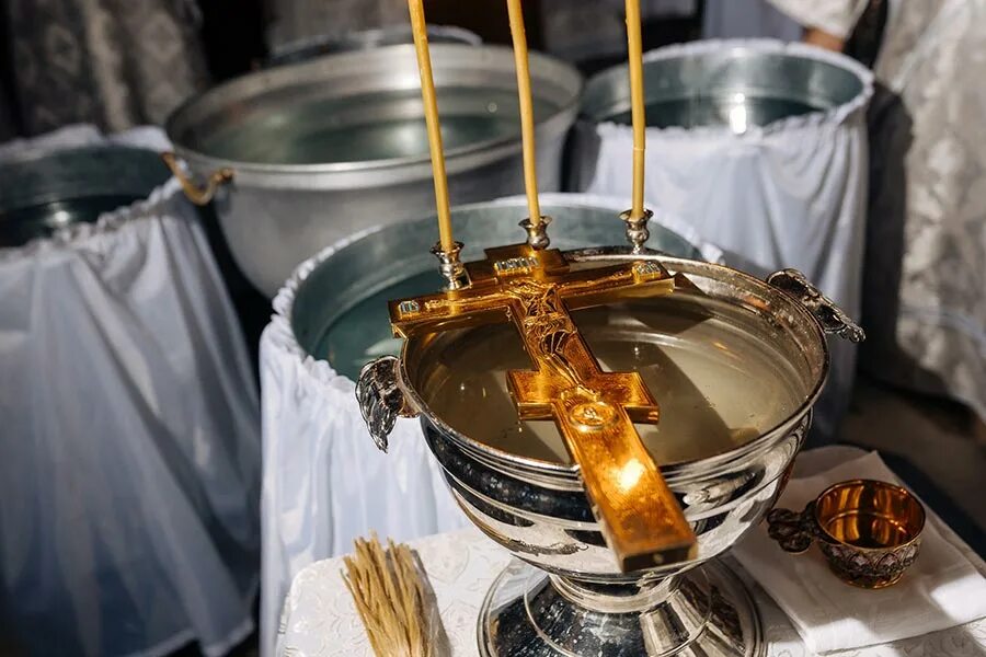 освященная вода. крещение булатниково храм. освящение воды на крещение господне патриарх кирилл. крещение в храме. как освящают воду в церкви.