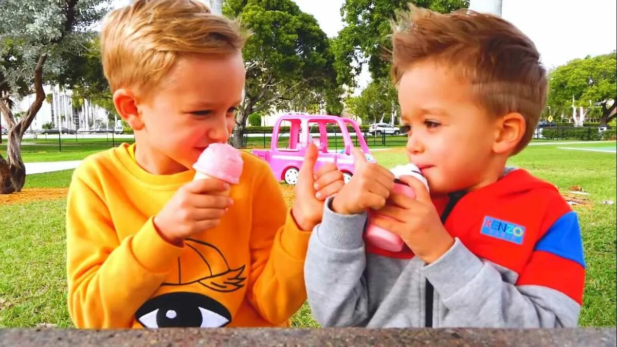 Vlad and Nikita play a restaurant and delivering toy dishes - YouTube
