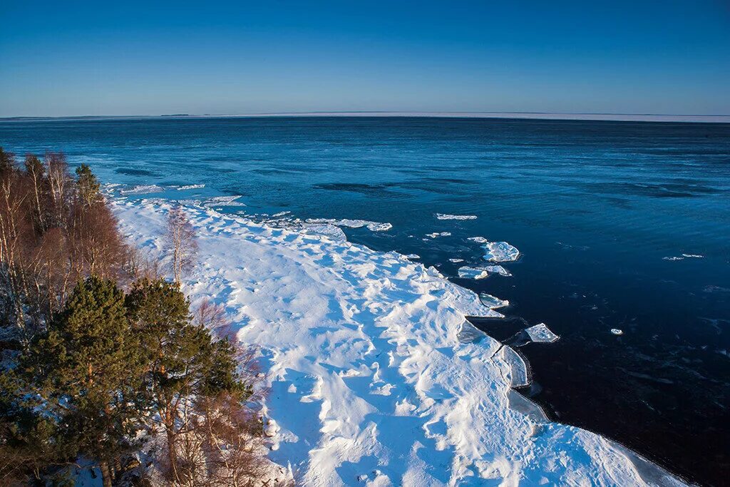 Онежское озеро ледовая. Торосы на Ладожском озере. Онежское озеро зимой. Лед на Ладожском озере. Онежское озеро Петрозаводск зимой.