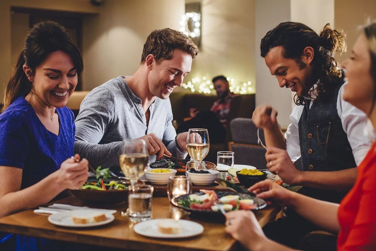 I had dinner with them. Люди обедают в ресторане. Друзья в ресторане. Ужин в кафе. Люди ужинают в ресторане.