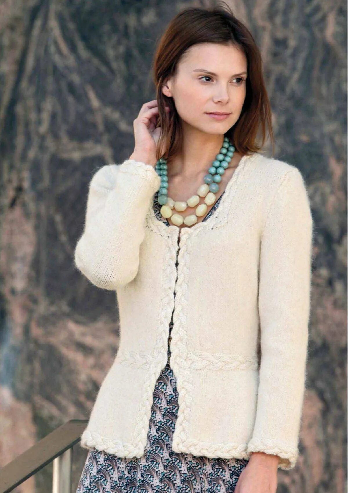 Вязаный жакет кто исполнял. Вязаный жакет. Модный вязаный жакет с укороченным рукавом. Вязаный жакет в стиле коко шанель. Вязаная кофта для подростка.