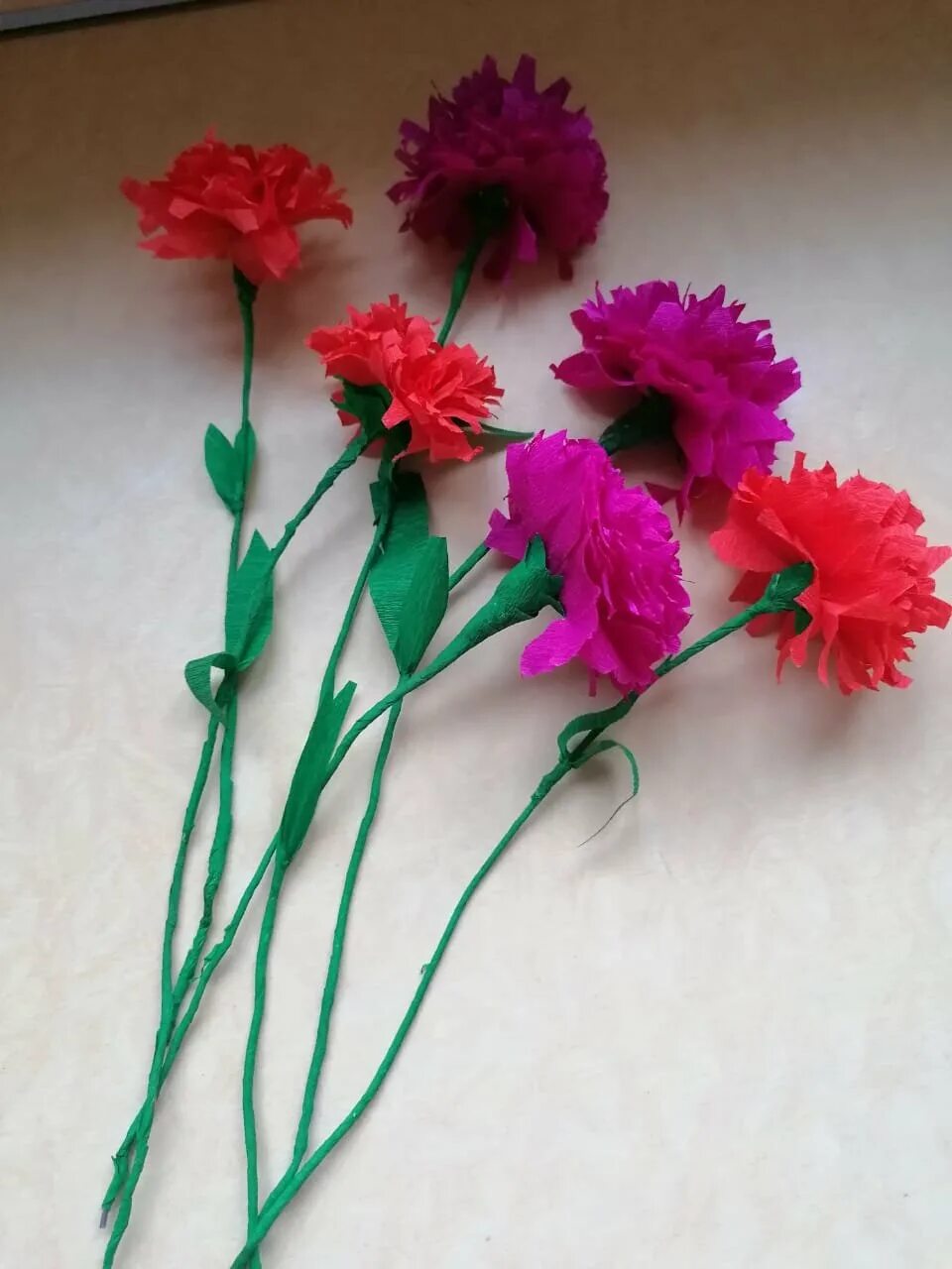 Гвоздика 4 класс. Гвоздики поделка. Гвоздика изицветной бумаге. Поделка гвоздика из бумаги. Аппликация гвоздики.