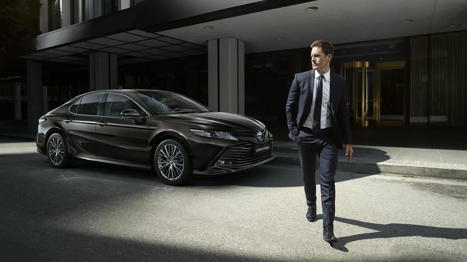 Парень выходит из машины. Состоятельный человек. Машины класса люкс. Человек возле машины. Элитное такси.