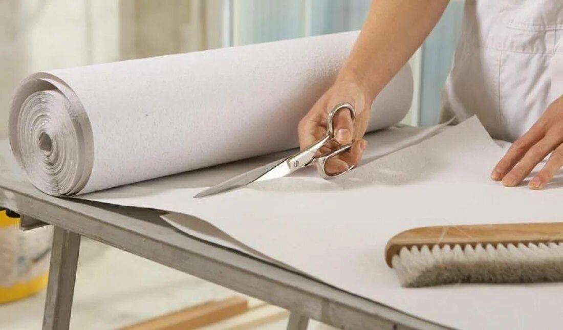 Нанесение клея на обои. Нанесение клея на полотно. Снятие старых обоев. Материалы для оклейки стен. Подготовка обоев к наклеиванию.