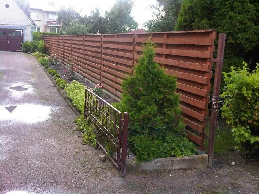 Можно ли соседями ставить глухой забор. Забор между участками. Забор между соседними участками. Забор на дачном участке. Ограждения между соседями.
