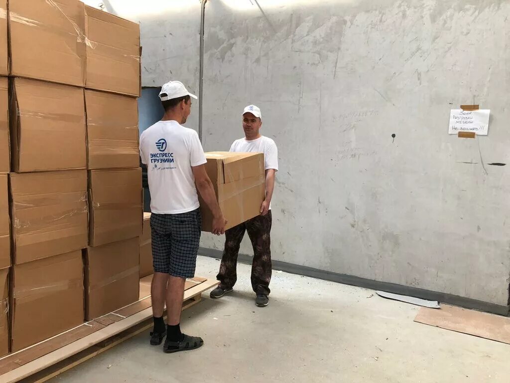 цыгане грузчики. грузчиков сервис. помощник грузчика. кладовщик на складе. грузчик.