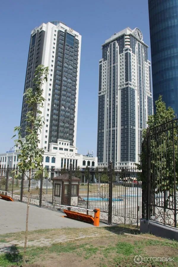 Rotana istanbul. Многоэтажные дома башенного типа. Высота 30 этажного. 20 этажка. Высота 30 этажного.