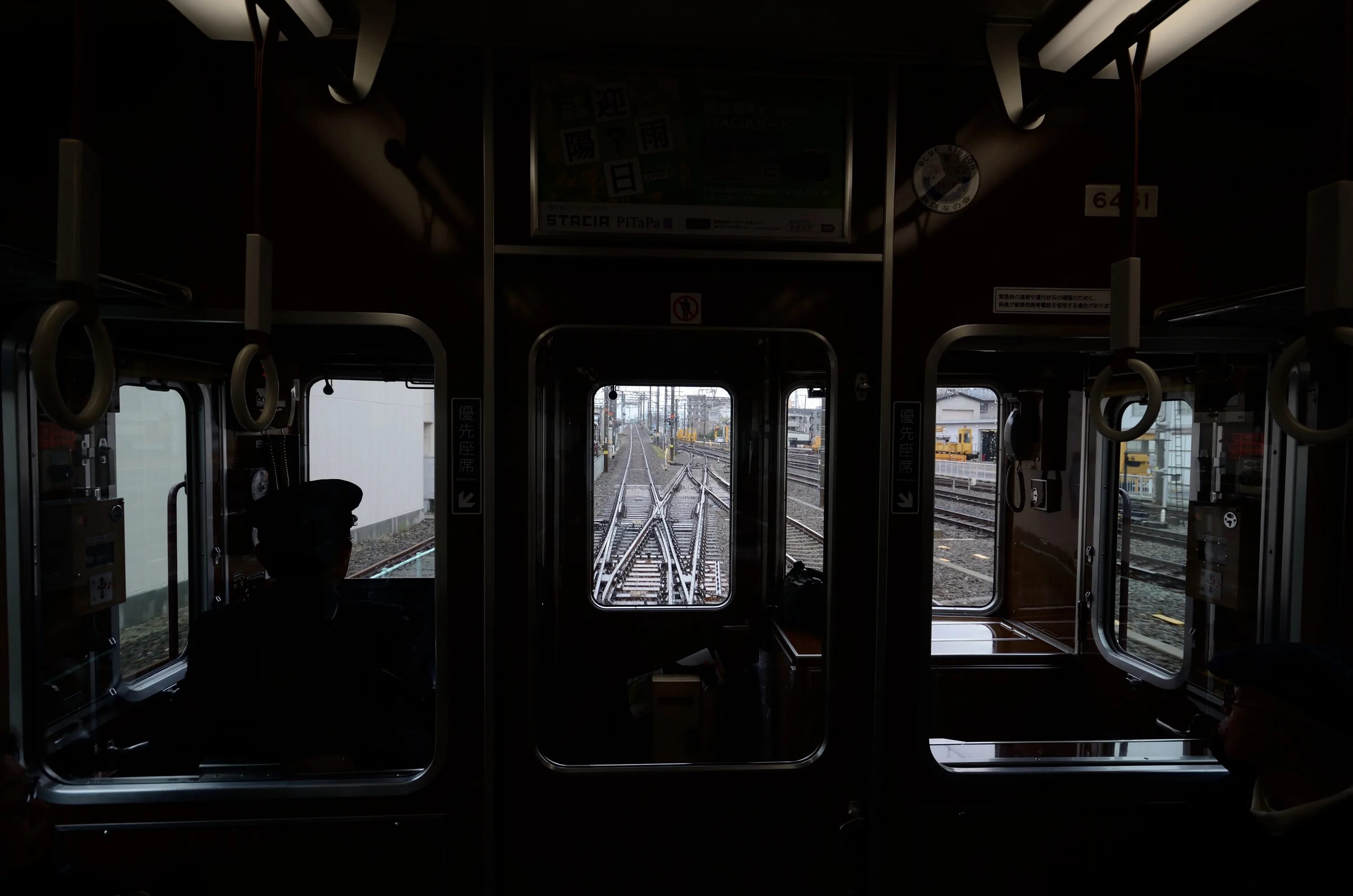 Окно вагона метро. Вагон метро в темноте. Вид из окна вагона метро. Поезд метро в темноте.