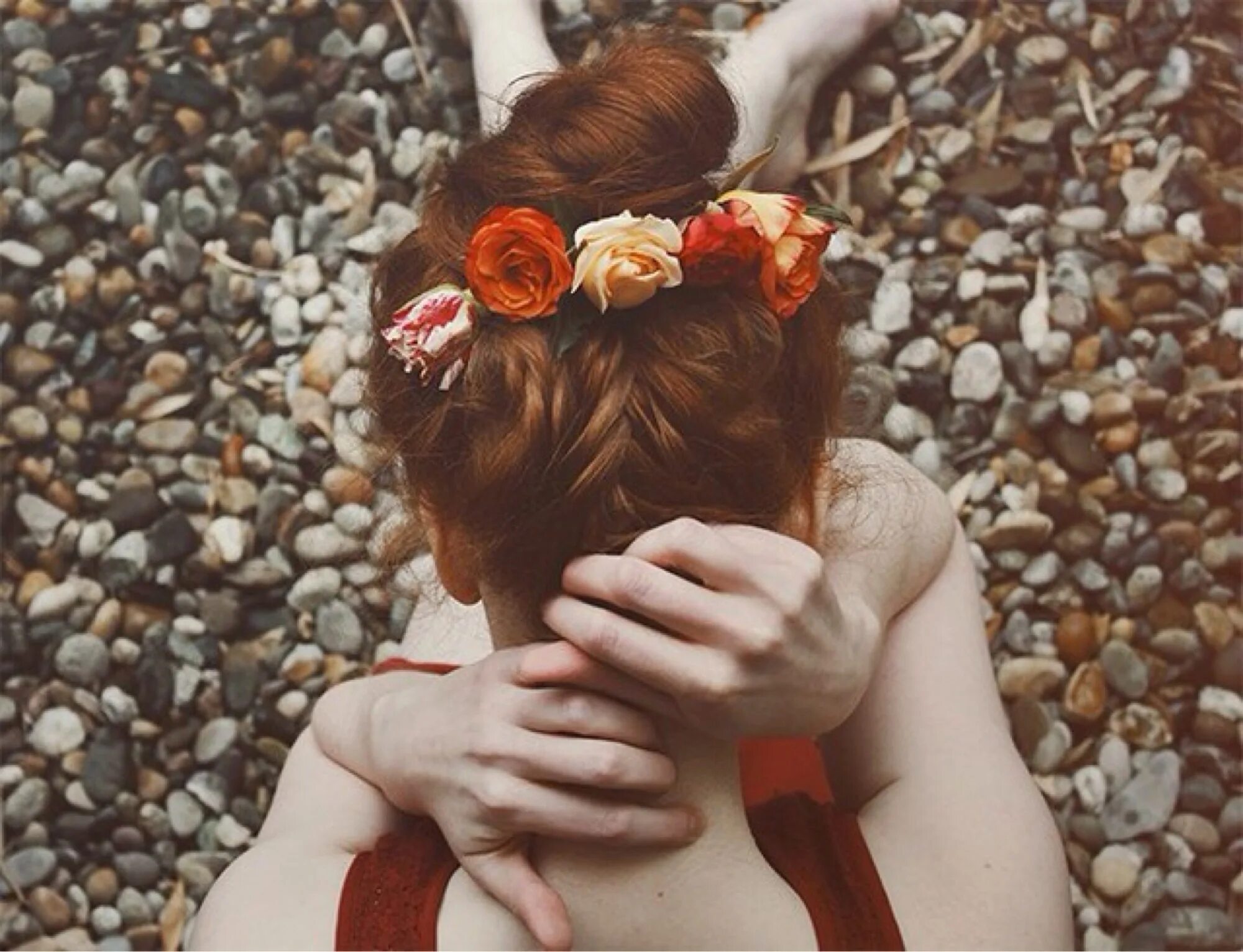 Рыжая девушка в венке. Рыжая девушка с цветком. Рыжая девушка со спины. Рыжая девушка с букетом цветов.