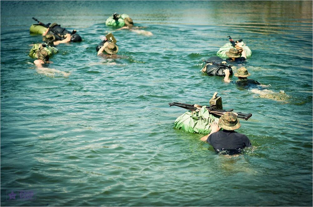 Преодоление водных преград. Виды переправ через водные преграды. Переправиться через водную преграду вплавь можно. Преодоление водных преград с помощью переправ. Отплыть от берега.