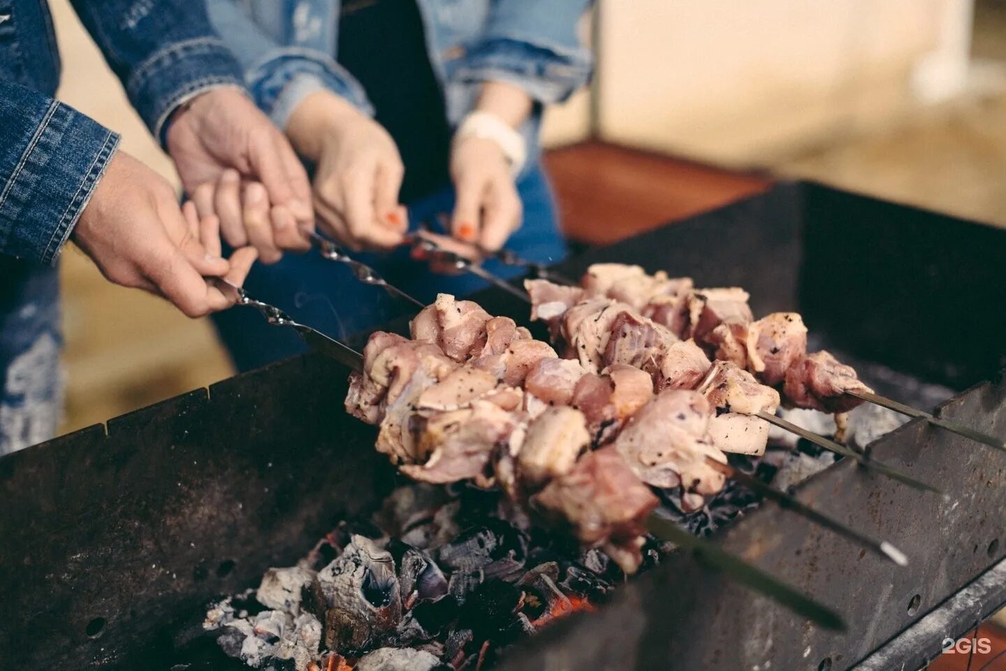 Вкусный недорогой шашлык в москве. Шашлычная парк Сокольники. Шашлыков Москва. Шашлык Московский. Большой шашлык.