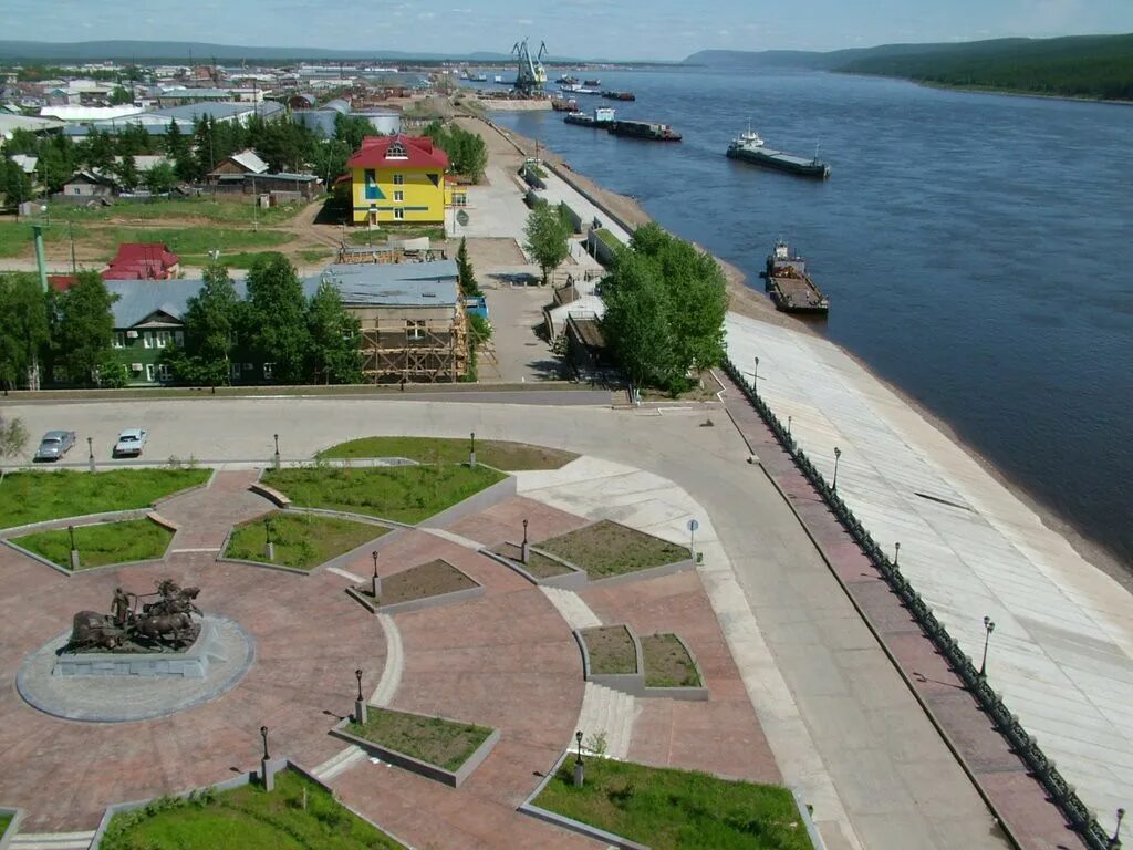 Якутия набережная ленска. Показать город ленск. Город ленск набережная. Ленск саха якутия. Ленск якутск город.