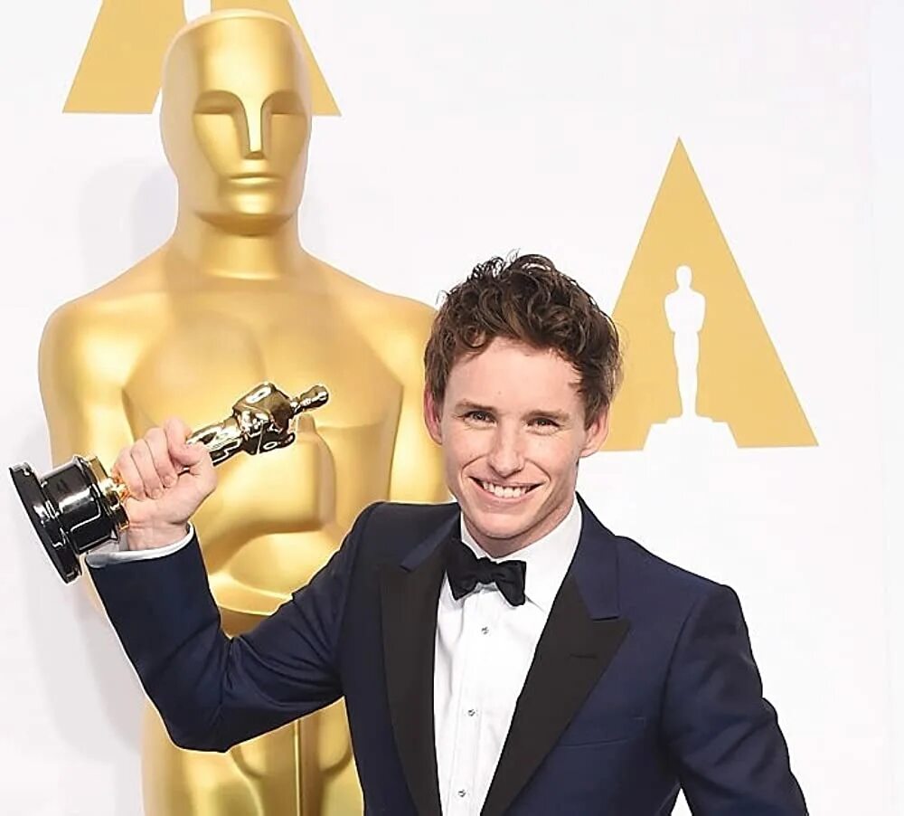 Название оскаров. Эдди Редмэйн. Эдди Редмэйн 2021. Eddie Redmayne Oscar 2023. Eddie Redmayne награждение.