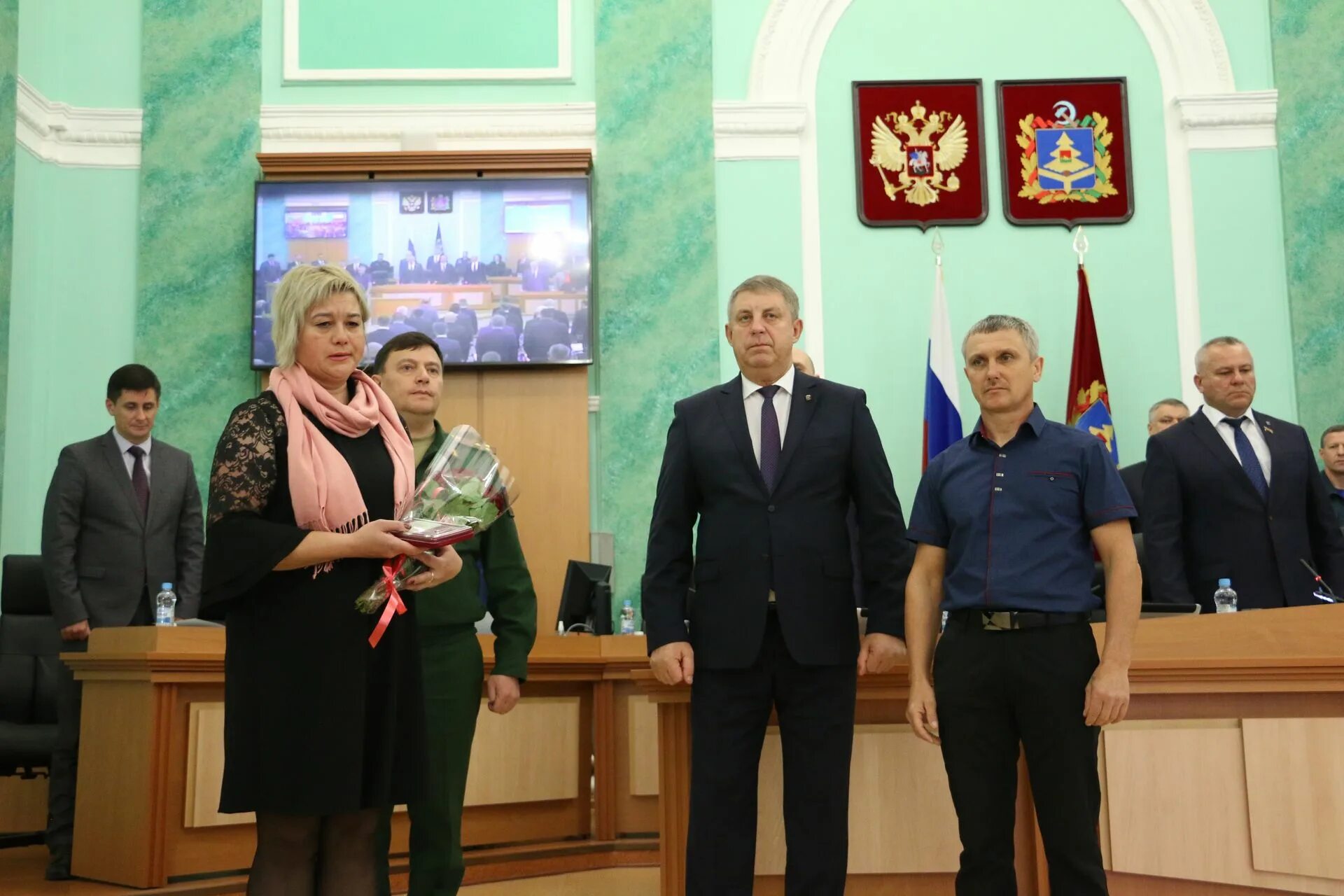 Вручение наград. Награждение фото. Награждение Брянской областной Думы. Награждение государственными наградами в Брянске.