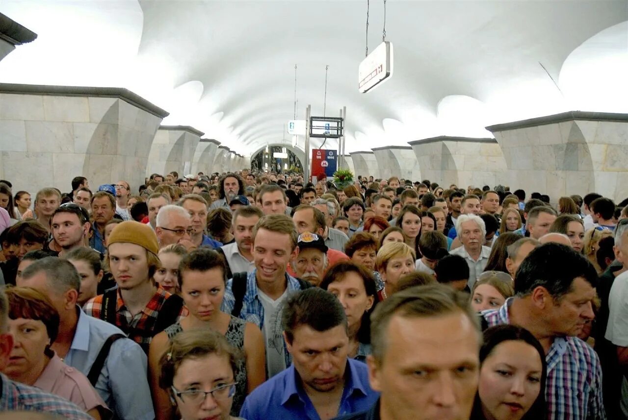 Толпа людей в метро. Москва люди. Московское метро много людей. Московское метро час пик. Много людей в метро