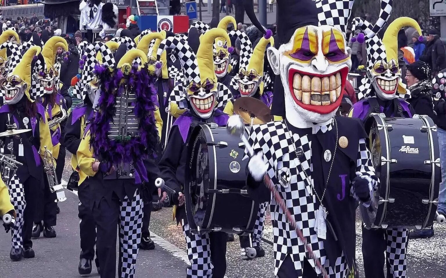 Бернский карнавал (Berner Fasnacht) - Швейцария. Карнавал Фастнахт в Швейцарии. Карнавал в Базеле – Фаснахт. Бернский карнавал в Швейцарии. Fastnacht