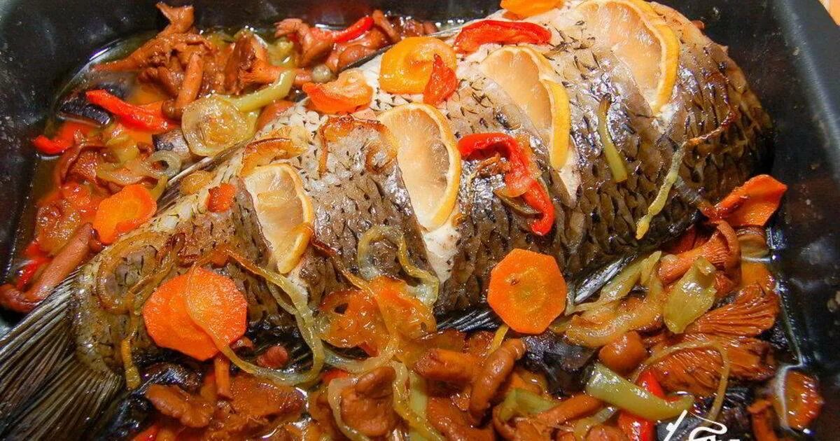 Карп запеченный с овощами. Карп с овощами в духовке. Тушеная рыба на овощной подушке. Карп запечённый в духовке с овощами. Рыба на овощной подушке в духовке.