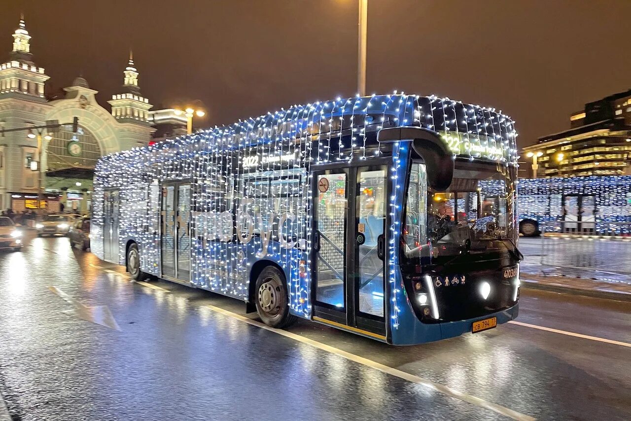 День электробуса. Новогодний электробус в Москве 2022. Новогодний электробус 2023. Новогодний электробус в Москве. Новогодний автобус.