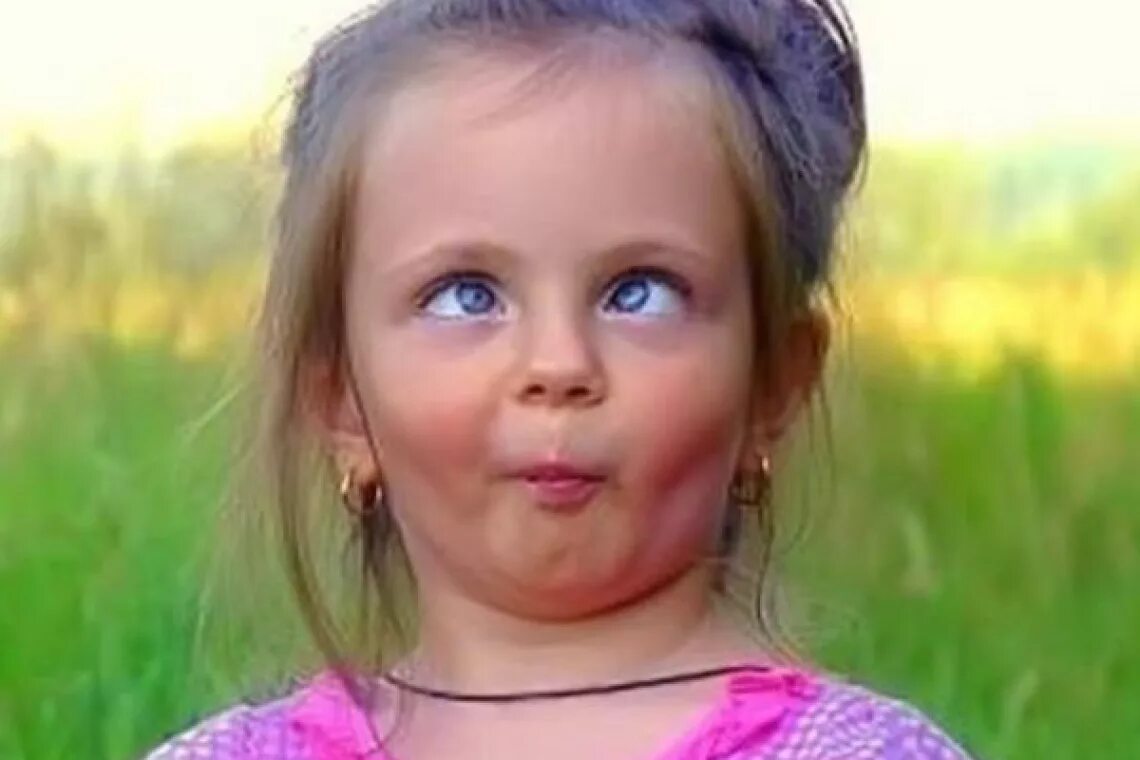 косоглазие у девочек. девочка с косыми глазами. девочка эмоции. девочка с косыми глазами. брунетт моффи.