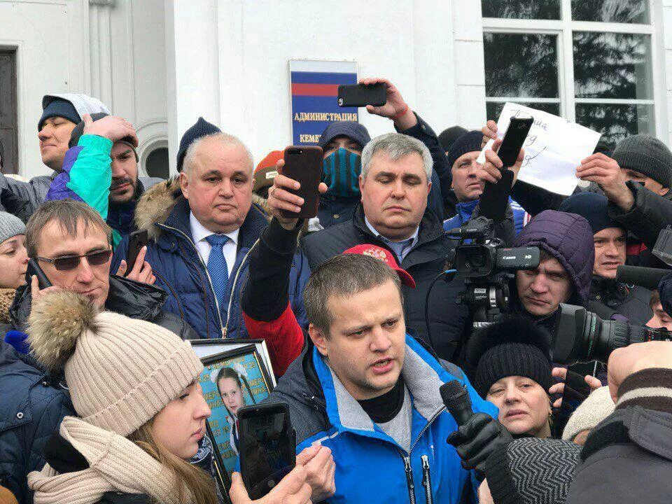 Митинг в Кемерово зимняя вишня. Кемерово зимняя вишня пожар митинг. Митинги в Кемерово 2018 зимняя вишня. Стихийный митинг в Кемерово. Кемерово митинг