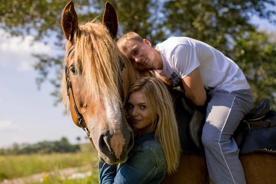Конь мужик баб. Фотосессия с лошадьми. Человек рядом с лошадью. Парень и девушка на лошади. Парень на лошади фотосессия.