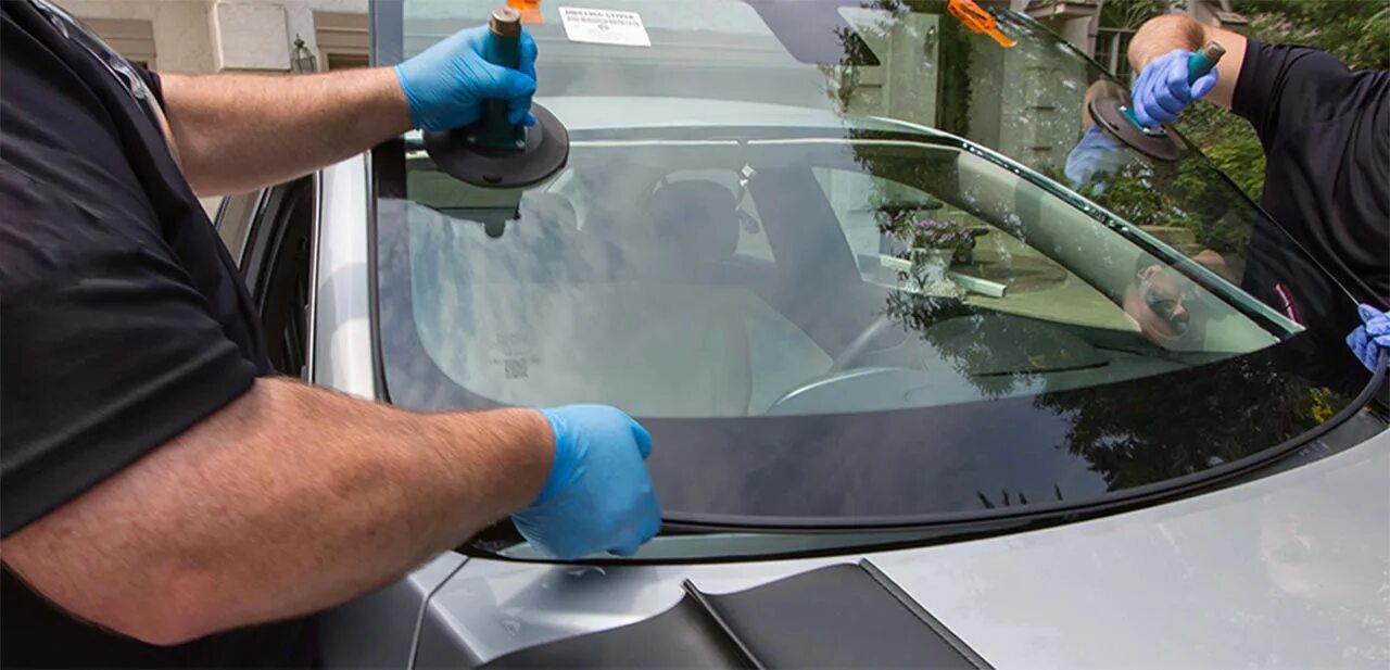 Новое автостекло. Стекло лобовое/Glass-Windscreen. Герметик лобового стекла w463. Вклейка стекол автомобиля. Клейка лобового стекла.