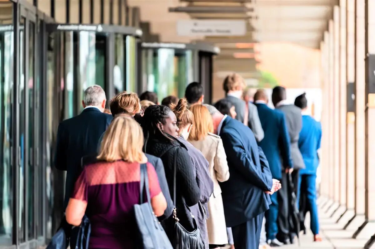 Job queue. Люди в очереди. Очередь в гостиницу. Очередь клиентов. Очередь фото.