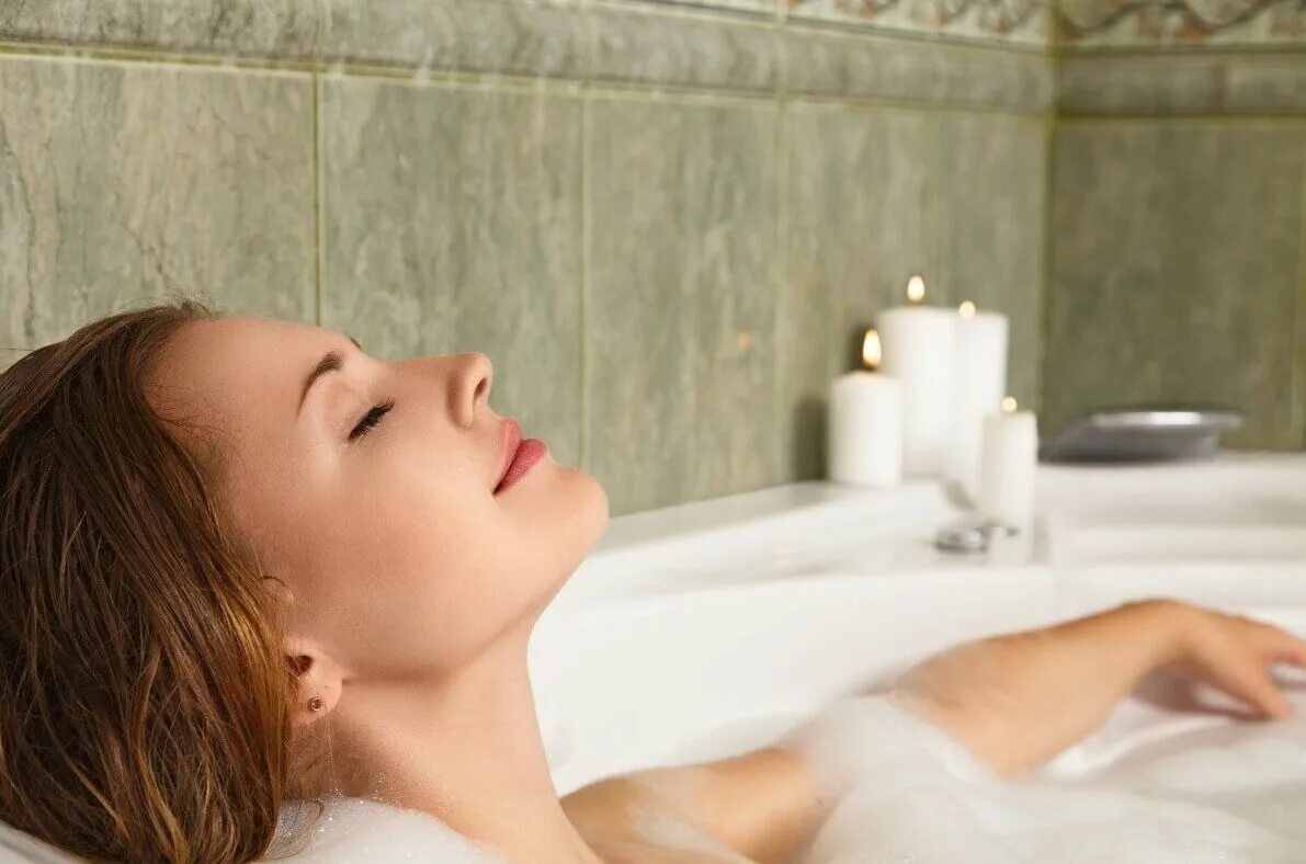 Расслабление в ванной. Женщина в ванной. Ванна для релаксации. Красивая женщина в ванной. К чему снится ванная комната