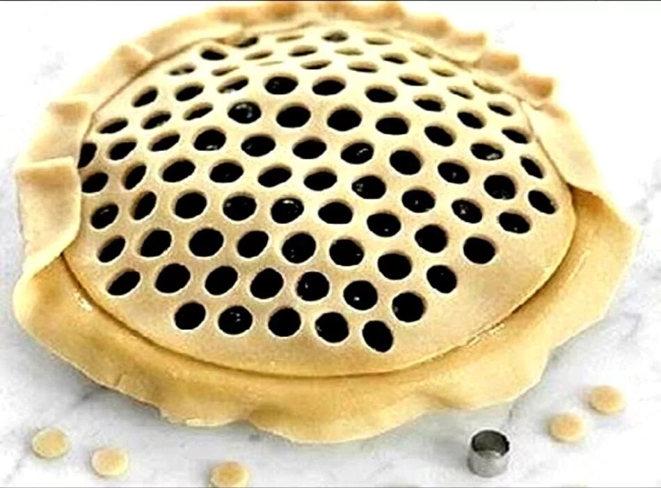 Сеточка из теста для пирога. Украшение дрожжевого пирога. Решетка для пирога. Сетка на пироге. Сделать сеточку из теста.