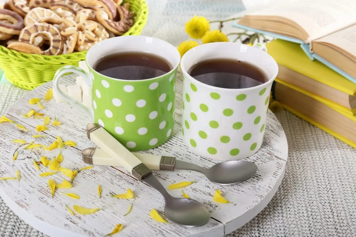 Доброе утро хорошего дня чаи. Весеннее чаепитие. Две чашечки чая. Красивые чашки. Кружка чай.