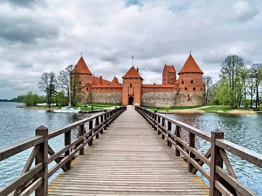 Тракайский замок. Замок Тракай в Литве. Крепость Тракай Литва. Вильнюс крепость Тракай. Тракайский замок в Вильнюсе.