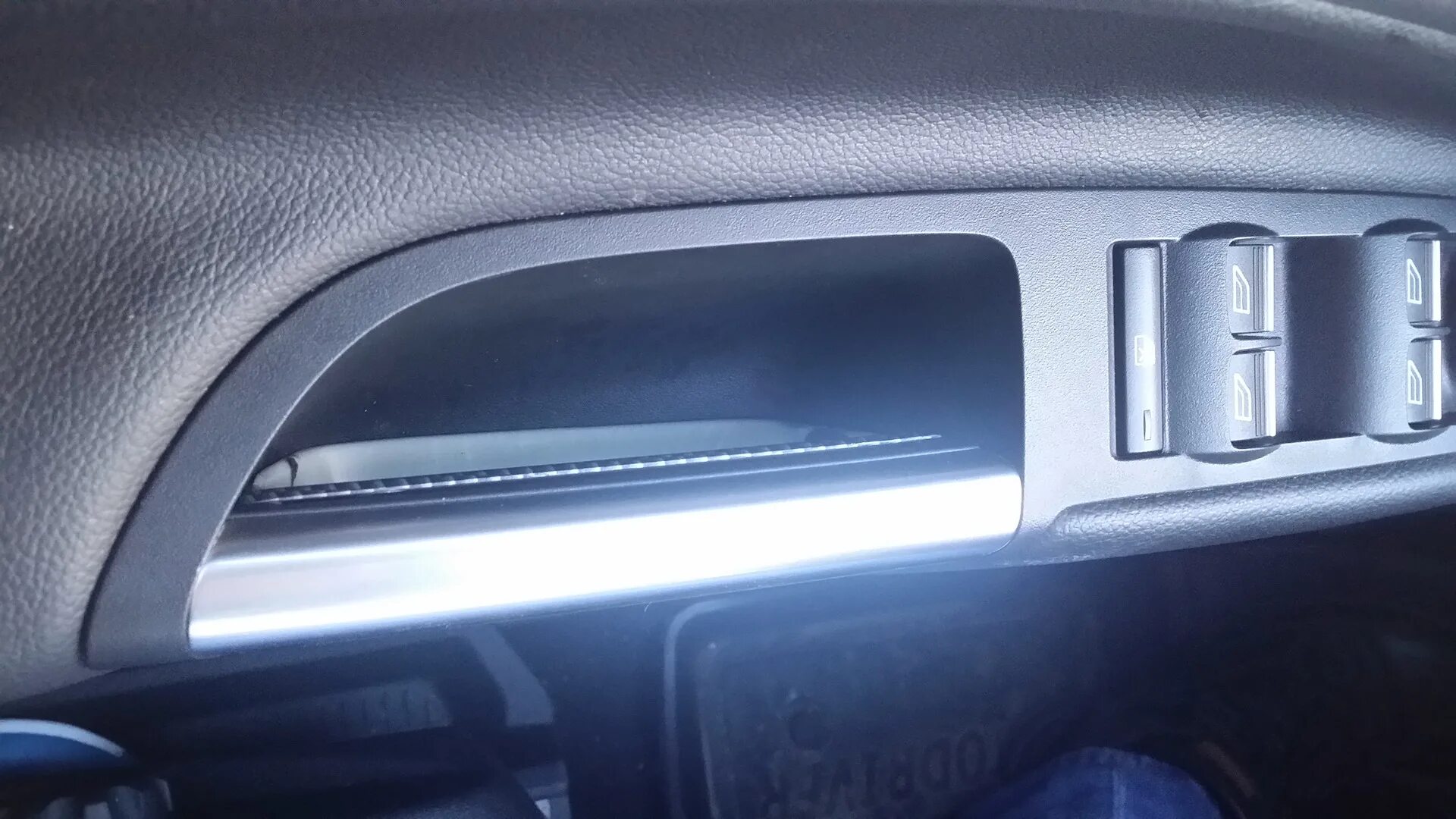 Подсветка ручек дверей Ford Kuga 2. Подсветка ручек дверей Вольво хс70. Подсветка ручек дверей Форд фокус 2. Кармашек в ручку двери Форд фокус 2.