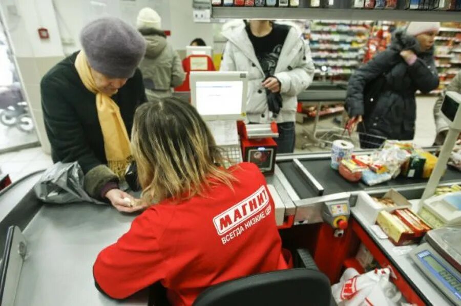 Кассирша в пятерочке. Кассовый аппарат в супермаркетах. Касса в продуктовом магазине. Кассир в супермаркете. Кассир торгового зала.