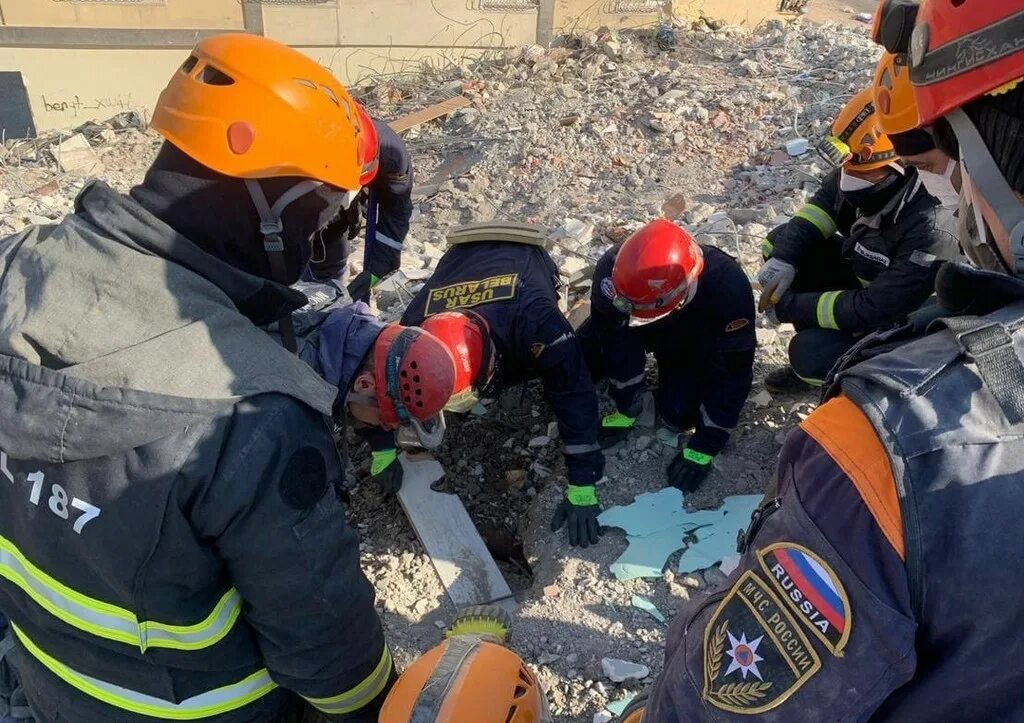 Спасатели разбирают завалы