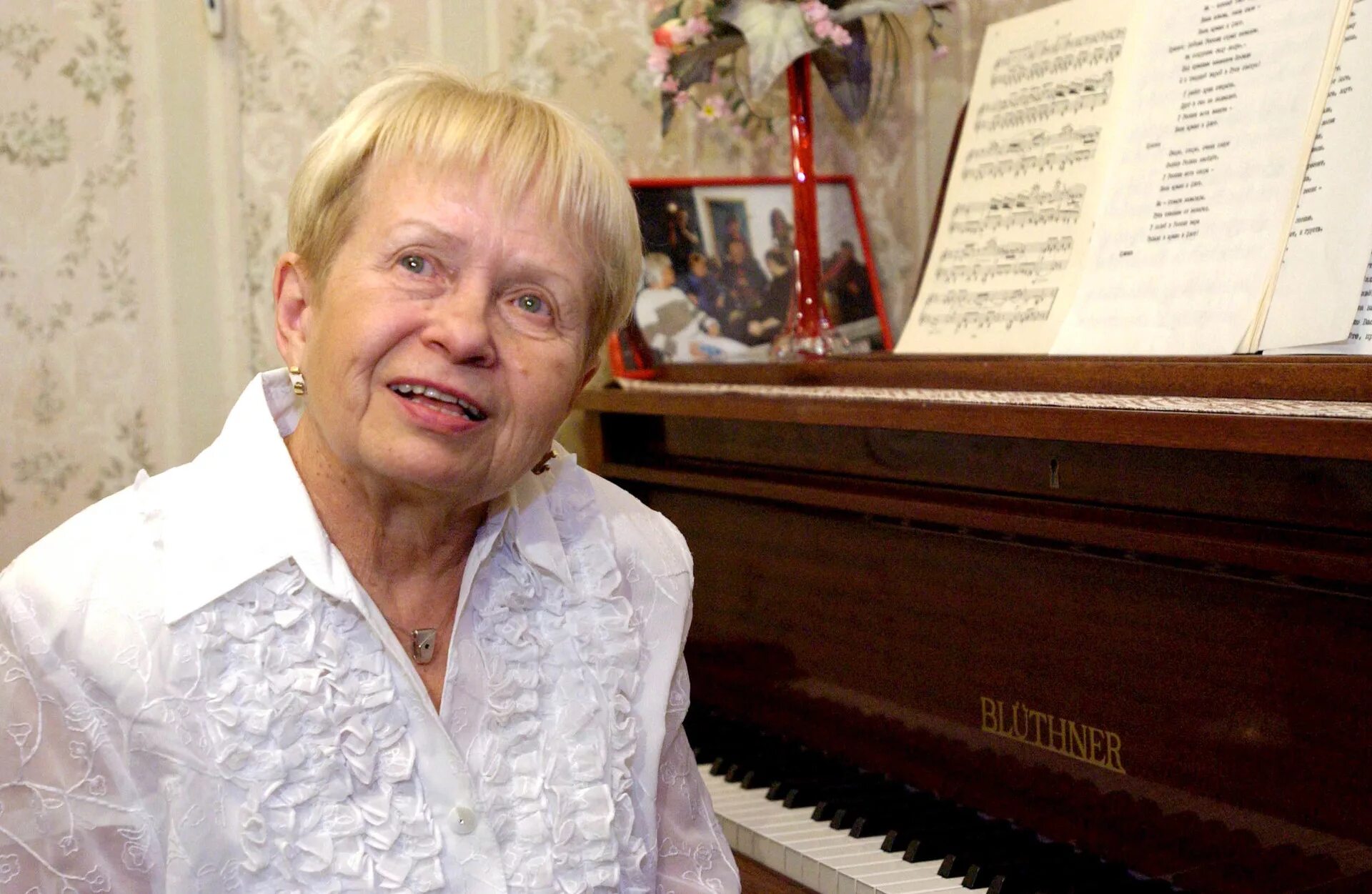 Александра пахмутова и николай добронравов в молодости. Александра николаевна пахмутова，1929. Николай николаевич добронра́вов. Пахмутова и добронравов. Сколько было добронравову композитору.