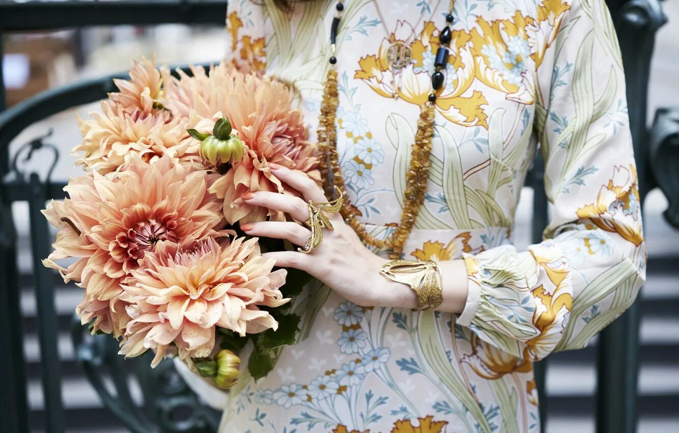 Девушек украшают цветы. Цветок на руку.. Цветочные украшения. Букет в руках. Девушка с георгинами.