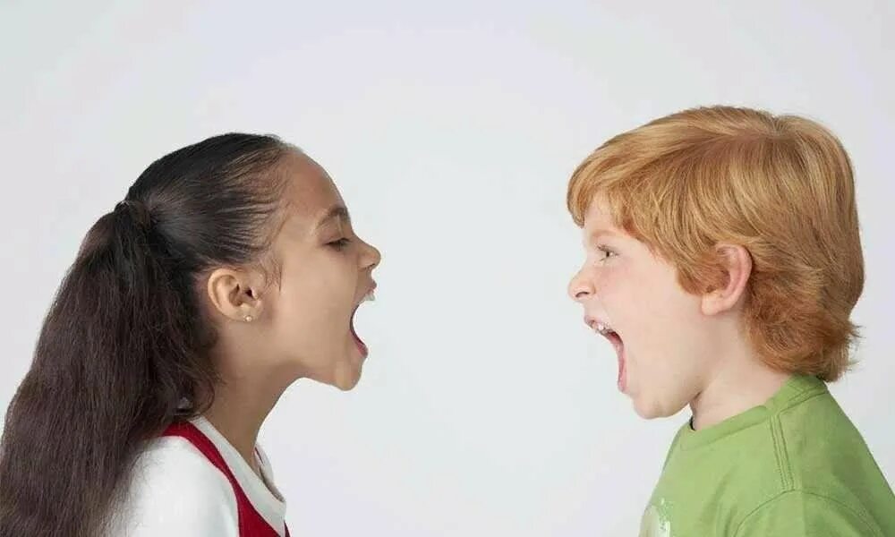 Конфликтность подросткового возраста. Конфликт между детьми. Конфликтный ребенок. Мальчик и девочка ссорятся. Девочки ссорятся.