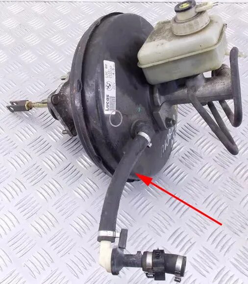 Фольксваген б3 вакуумный усилитель тормозов. Вакуумный усилитель тормозов на фольксваген пассат б3. Вакуумный усилитель тормозов пассат б3. Вакуумный клапан фольксваген пассат б5. Вакуум пассат б3.
