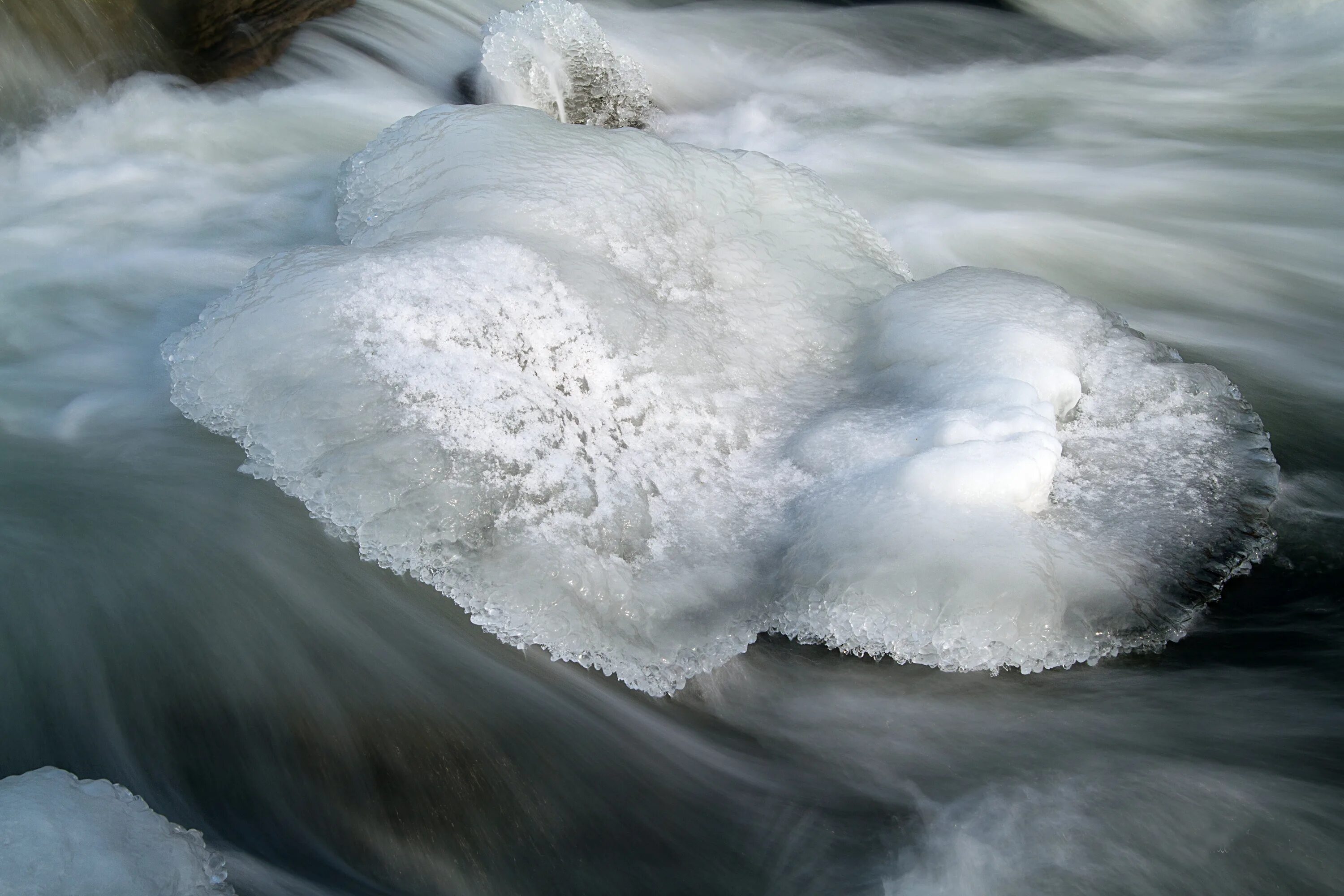 Снег замерзшая вода. Замерзшая вода. Снежные волны. Снеговая вода. Вода лед снег.