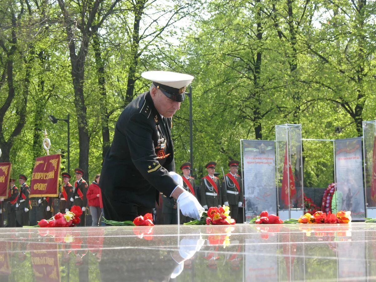 9 мая в нижнем новгороде. Ветераны у вечного огня. Ветеран около вечного огня. Фронтовики у вечного огня. Ветераны плачут в день Победы вечный огонь.